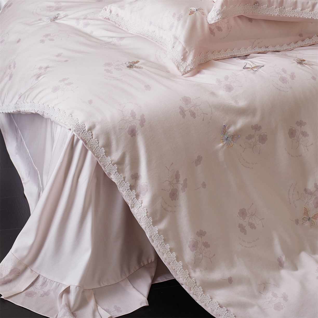 91家纺网 家纺一手货源 找家纺 蓝米卡夫 2026春季新款-60S长绒棉贡缎蝴蝶刺绣花边系列四件套-福蝶吉祥（礼盒）-拍摄风格2 福蝶吉祥-优雅粉