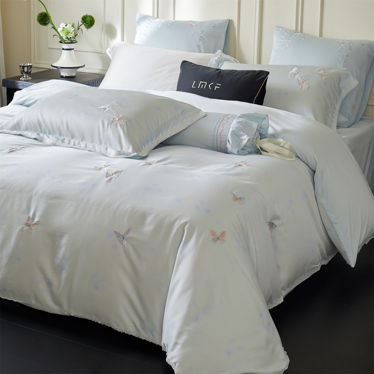 91家纺网 家纺一手货源 找家纺 蓝米卡夫 2026春季新款-60S长绒棉贡缎蝴蝶刺绣花边系列四件套-福蝶吉祥（礼盒）-拍摄风格2 福蝶吉祥-海洋蓝