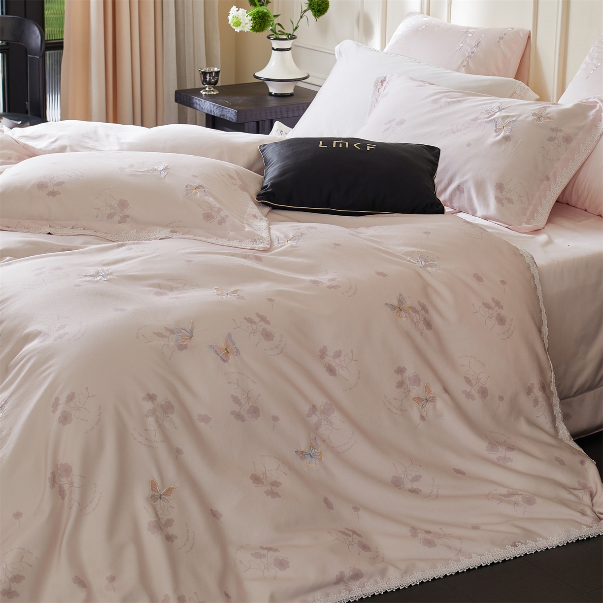 91家纺网 家纺一手货源 找家纺 蓝米卡夫 2026春季新款-60S长绒棉贡缎蝴蝶刺绣花边系列四件套-福蝶吉祥（礼盒）-拍摄风格2 福蝶吉祥-优雅粉