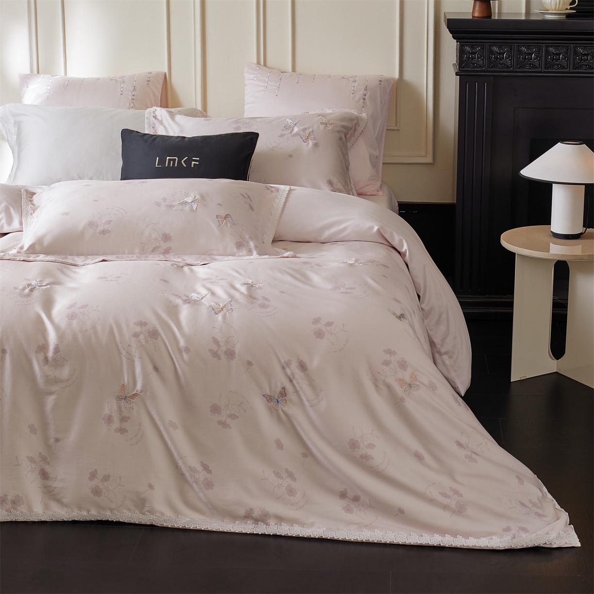 91家纺网 家纺一手货源 找家纺 蓝米卡夫 2026春季新款-60S长绒棉贡缎蝴蝶刺绣花边系列四件套-福蝶吉祥（礼盒）-拍摄风格2 福蝶吉祥-优雅粉