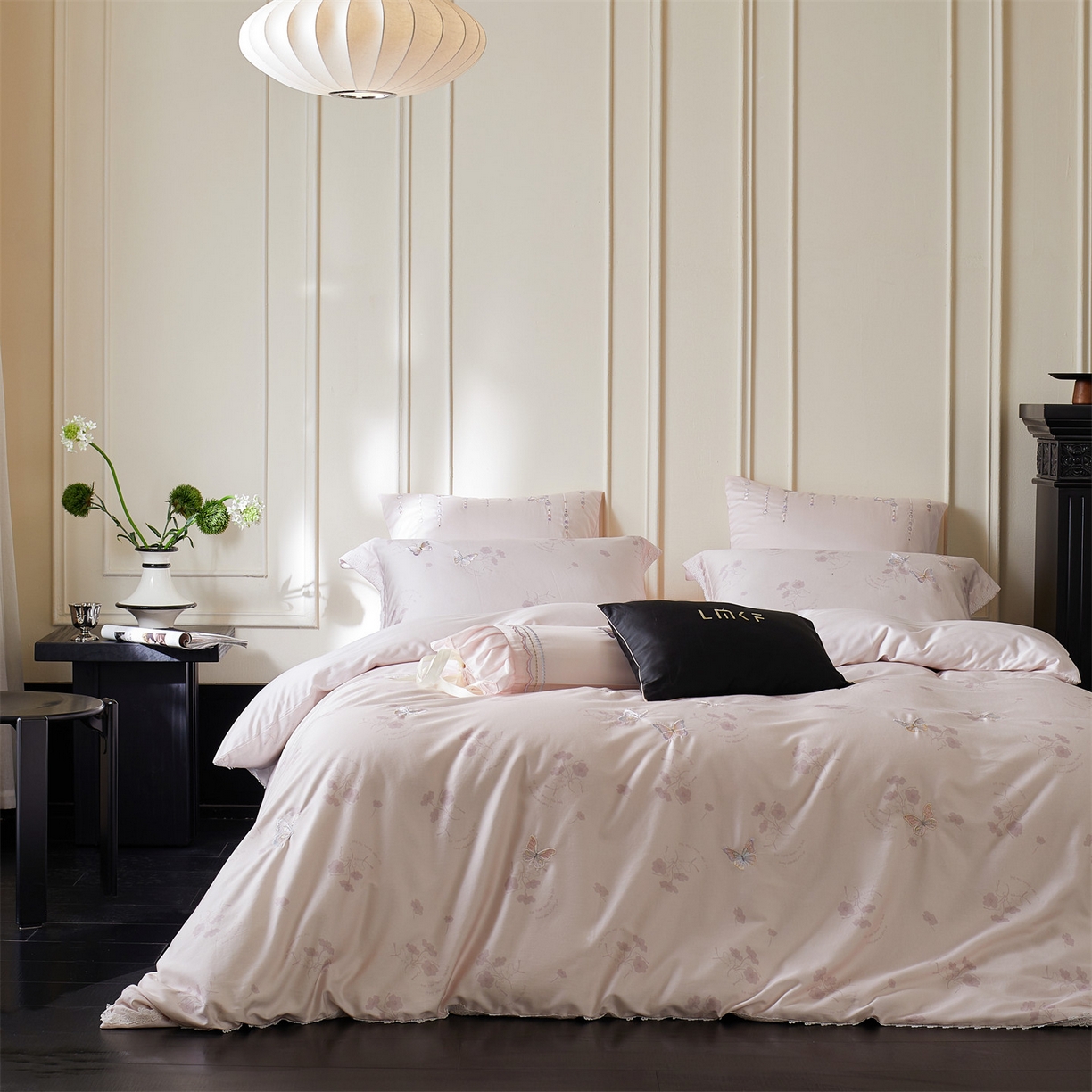 91家纺网 家纺一手货源 找家纺 蓝米卡夫 2026春季新款-60S长绒棉贡缎蝴蝶刺绣花边系列四件套-福蝶吉祥（礼盒）-拍摄风格2 福蝶吉祥-优雅粉