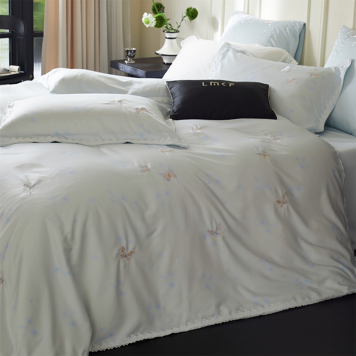 91家纺网 家纺一手货源 找家纺 蓝米卡夫 2026春季新款-60S长绒棉贡缎蝴蝶刺绣花边系列四件套-福蝶吉祥（礼盒）-拍摄风格2 福蝶吉祥-海洋蓝