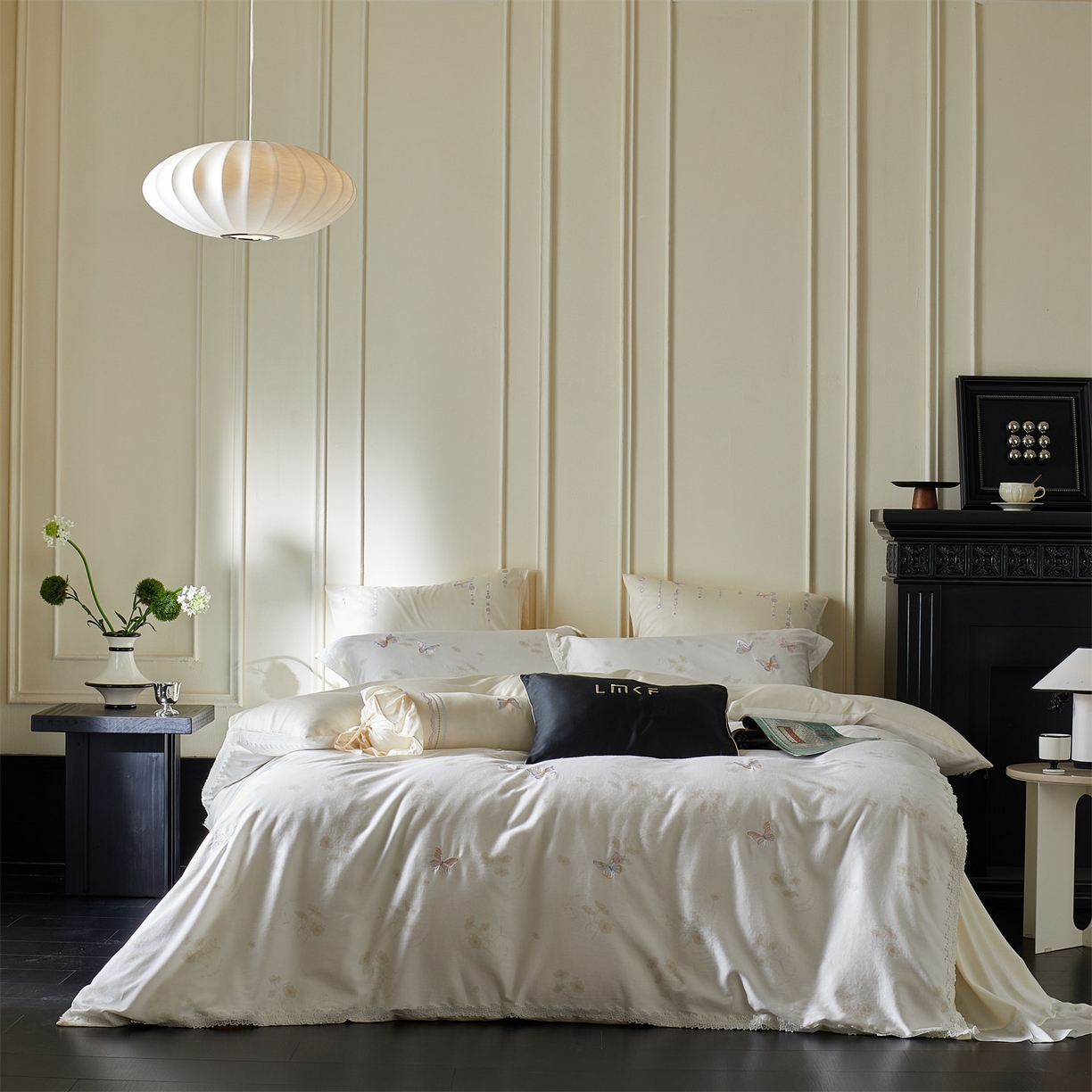 91家纺网 家纺一手货源 找家纺 蓝米卡夫 2026春季新款-60S长绒棉贡缎蝴蝶刺绣花边系列四件套-福蝶吉祥（礼盒）-拍摄风格2 福蝶吉祥-大地色