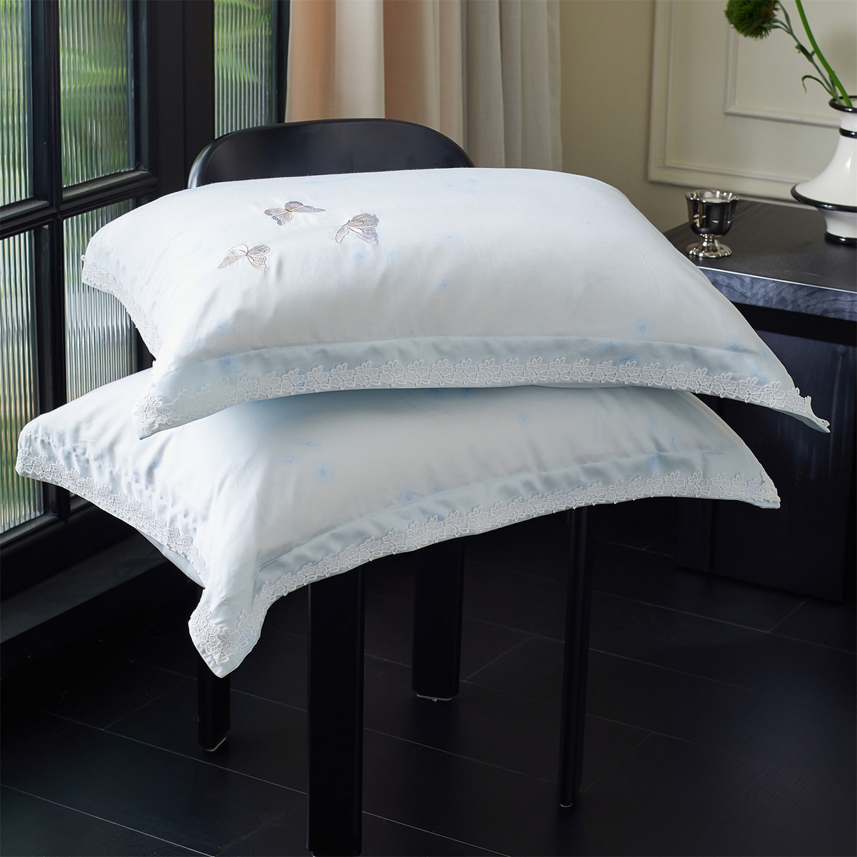 91家纺网 家纺一手货源 找家纺 蓝米卡夫 2026春季新款-60S长绒棉贡缎蝴蝶刺绣花边系列四件套-福蝶吉祥（礼盒）-拍摄风格2 福蝶吉祥-海洋蓝