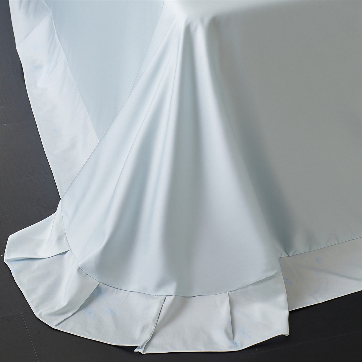 91家纺网 家纺一手货源 找家纺 蓝米卡夫 2026春季新款-60S长绒棉贡缎蝴蝶刺绣花边系列四件套-福蝶吉祥（礼盒）-拍摄风格2 福蝶吉祥-海洋蓝