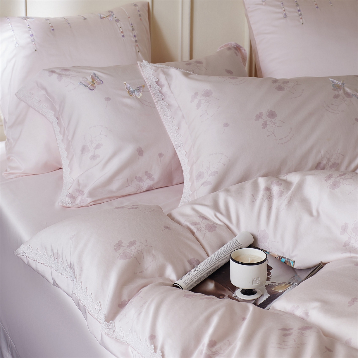 91家纺网 家纺一手货源 找家纺 蓝米卡夫 2026春季新款-60S长绒棉贡缎蝴蝶刺绣花边系列四件套-福蝶吉祥（礼盒）-拍摄风格2 福蝶吉祥-优雅粉