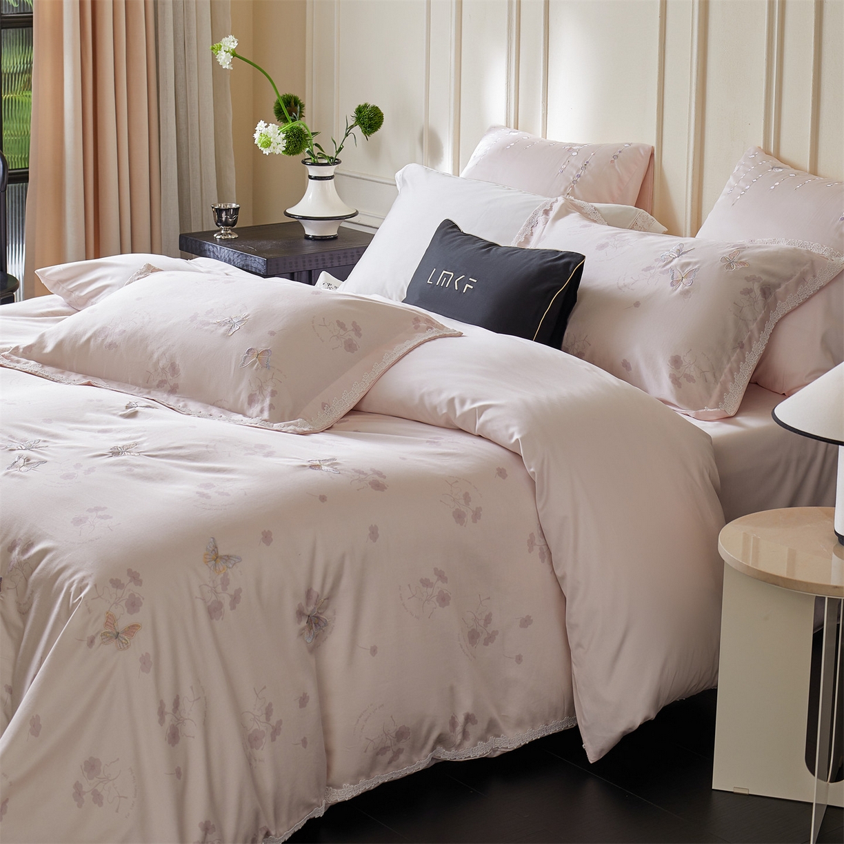 91家纺网 家纺一手货源 找家纺 蓝米卡夫 2026春季新款-60S长绒棉贡缎蝴蝶刺绣花边系列四件套-福蝶吉祥（礼盒）-拍摄风格2 福蝶吉祥-优雅粉