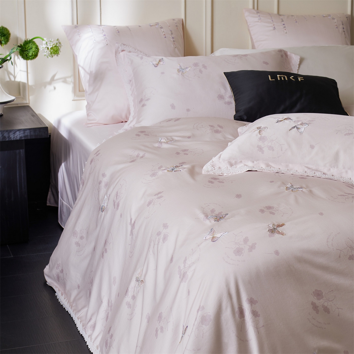 91家纺网 家纺一手货源 找家纺 蓝米卡夫 2026春季新款-60S长绒棉贡缎蝴蝶刺绣花边系列四件套-福蝶吉祥（礼盒）-拍摄风格2 福蝶吉祥-优雅粉