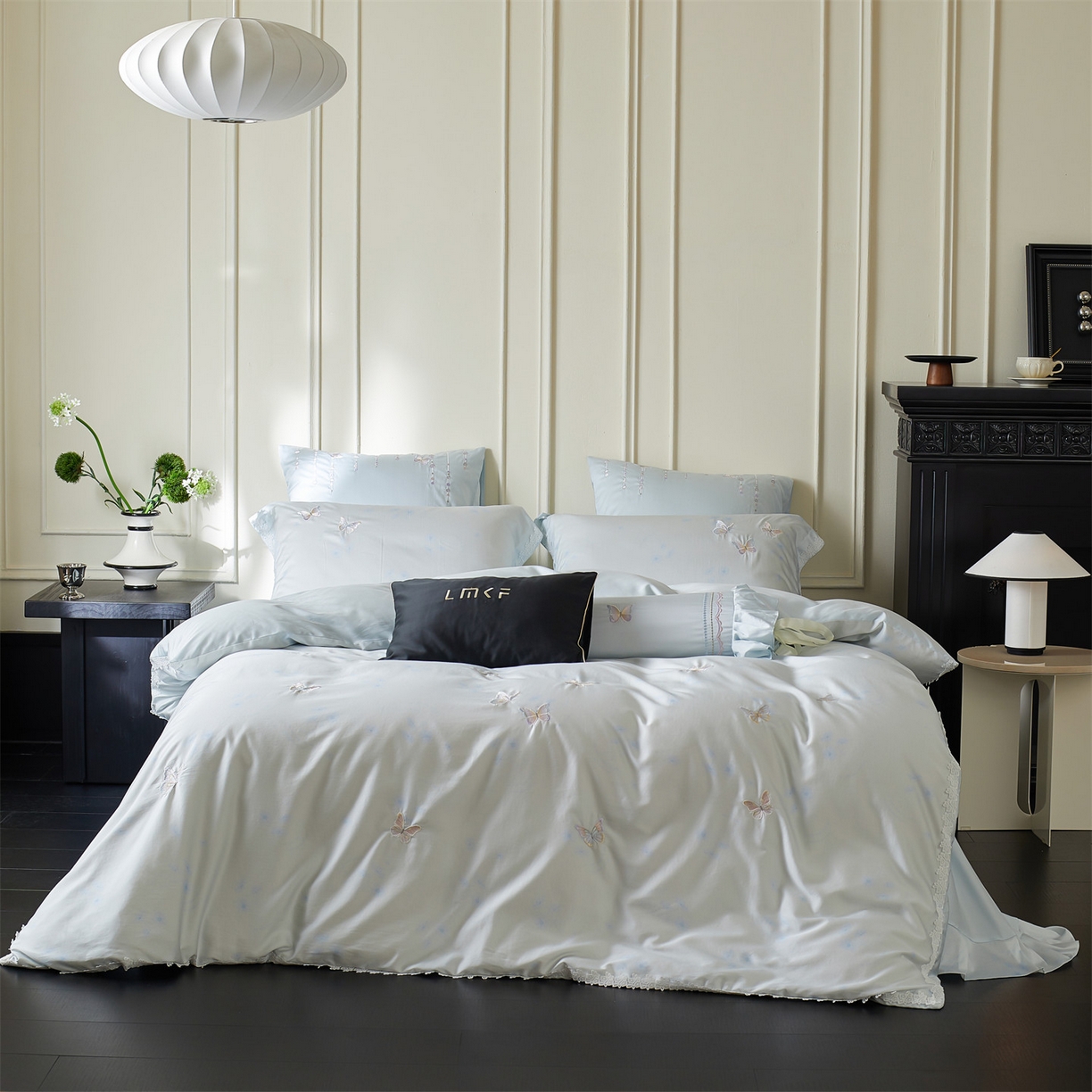 91家纺网 家纺一手货源 找家纺 蓝米卡夫 2026春季新款-60S长绒棉贡缎蝴蝶刺绣花边系列四件套-福蝶吉祥（礼盒）-拍摄风格2 福蝶吉祥-海洋蓝