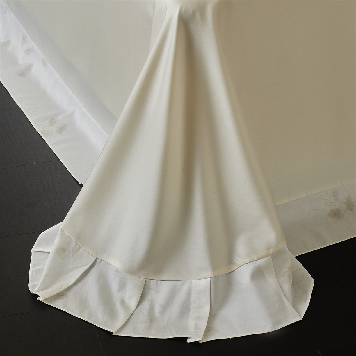 91家纺网 家纺一手货源 找家纺 蓝米卡夫 2026春季新款-60S长绒棉贡缎蝴蝶刺绣花边系列四件套-福蝶吉祥（礼盒）-拍摄风格2 福蝶吉祥-大地色