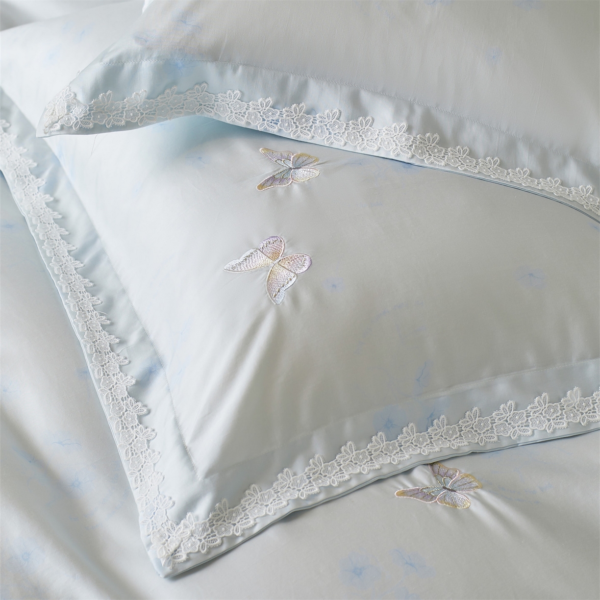 91家纺网 家纺一手货源 找家纺 蓝米卡夫 2026春季新款-60S长绒棉贡缎蝴蝶刺绣花边系列四件套-福蝶吉祥（礼盒）-拍摄风格2 福蝶吉祥-海洋蓝