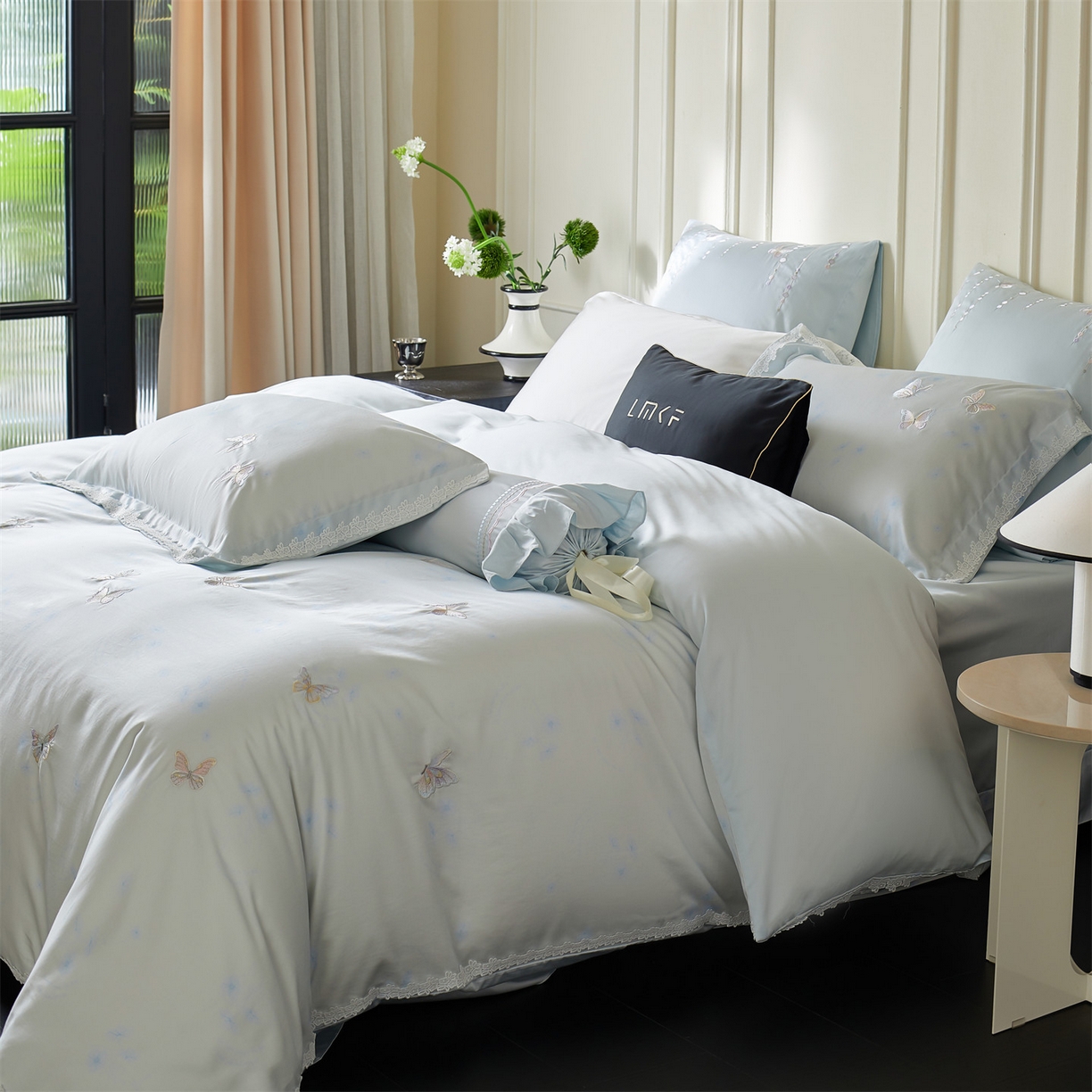 91家纺网 家纺一手货源 找家纺 蓝米卡夫 2026春季新款-60S长绒棉贡缎蝴蝶刺绣花边系列四件套-福蝶吉祥（礼盒）-拍摄风格2 福蝶吉祥-海洋蓝