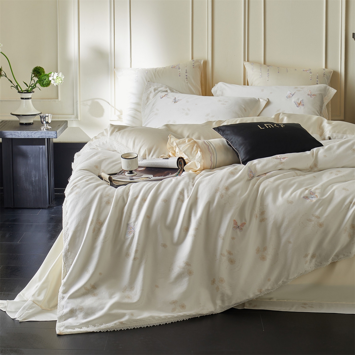 91家纺网 家纺一手货源 找家纺 （总）蓝米卡夫 2026春季新款-60S长绒棉贡缎蝴蝶刺绣花边系列四件套-福蝶吉祥（礼盒）-拍摄风格2