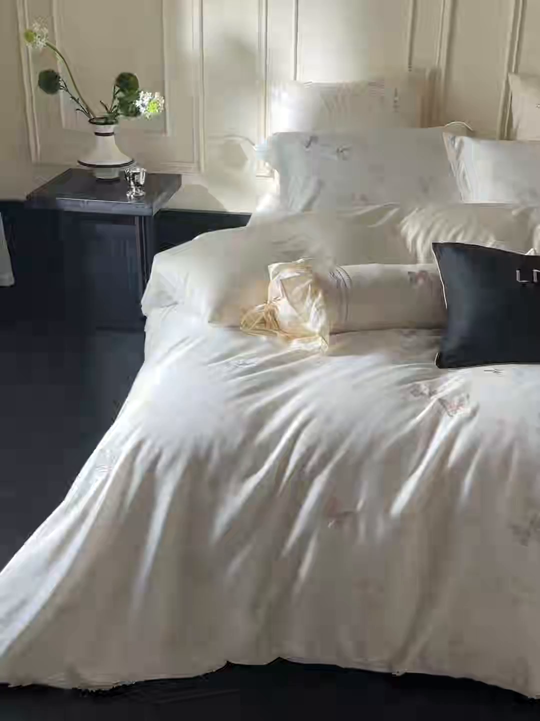 91家纺网 家纺一手货源 找家纺 蓝米卡夫 2026春季新款-60S长绒棉贡缎蝴蝶刺绣花边系列四件套-福蝶吉祥（礼盒）-拍摄风格2 福蝶吉祥-大地色