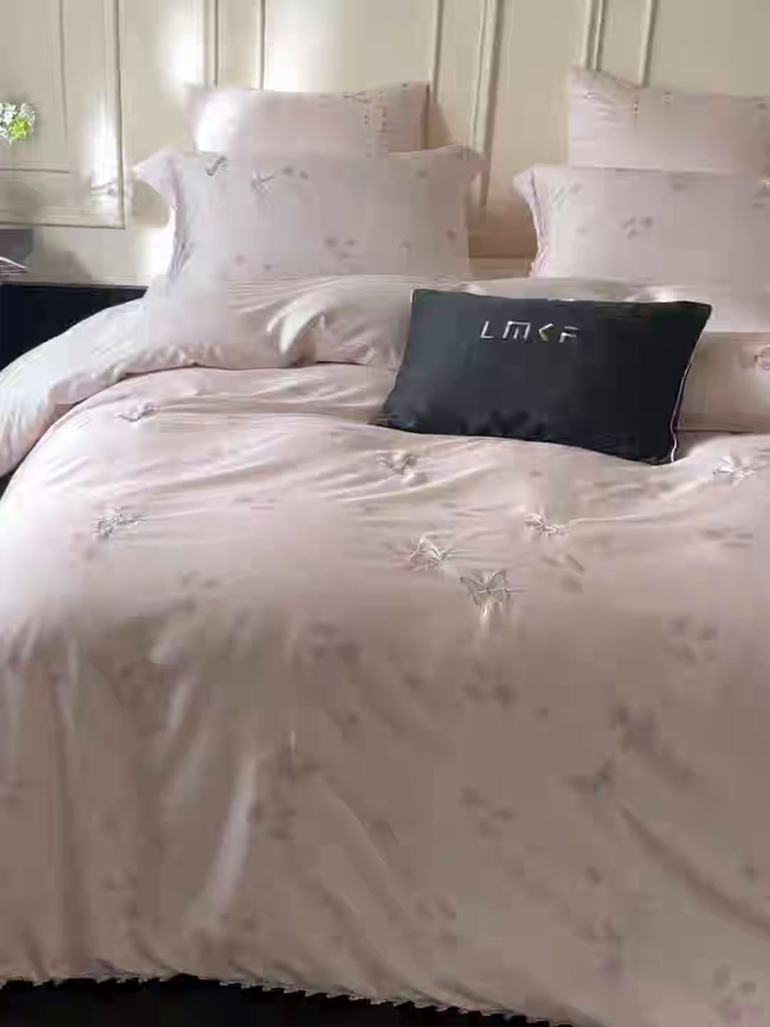 91家纺网 家纺一手货源 找家纺 蓝米卡夫 2026春季新款-60S长绒棉贡缎蝴蝶刺绣花边系列四件套-福蝶吉祥（礼盒）-拍摄风格2 福蝶吉祥-优雅粉