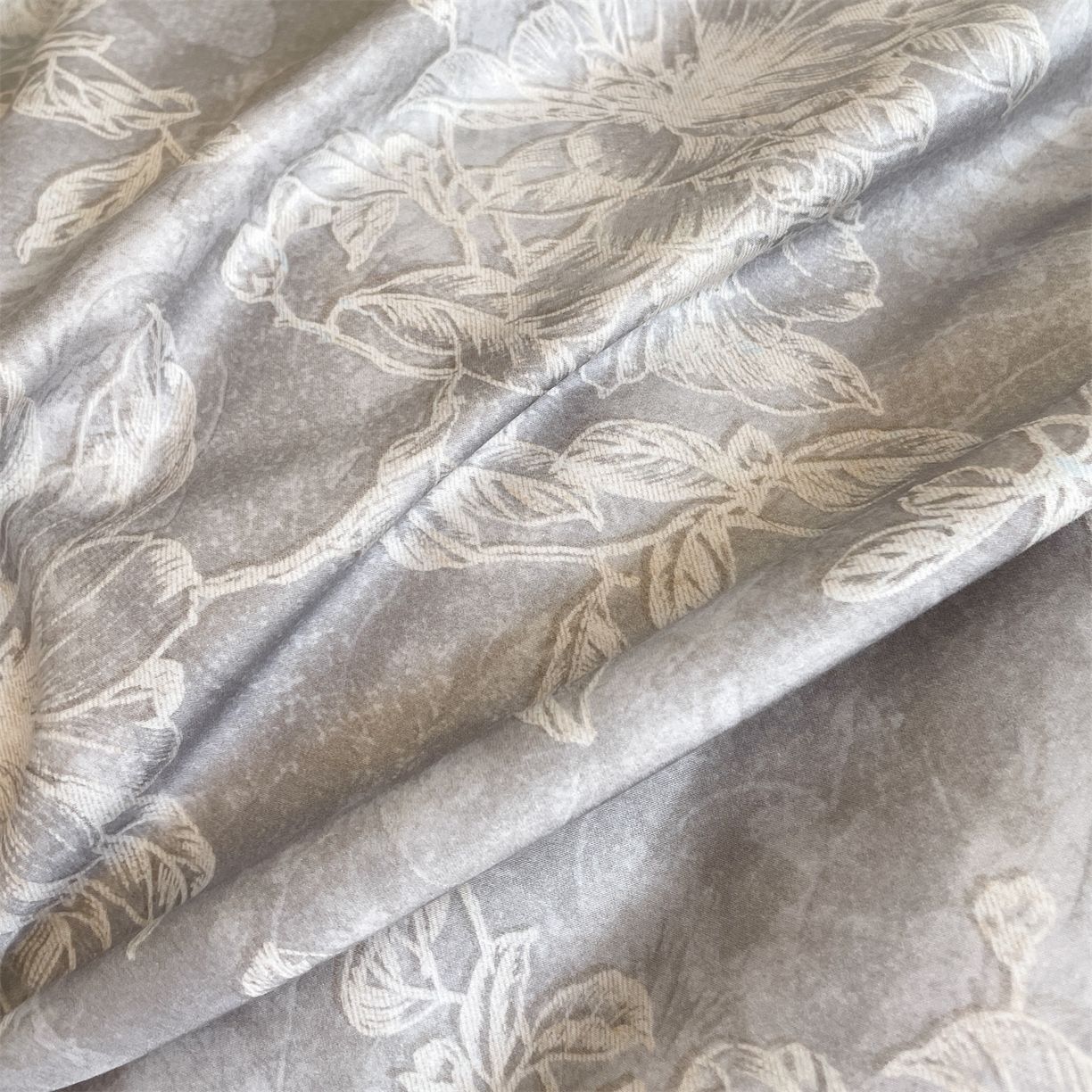 91家纺网 家纺一手货源 找家纺 （总）蓝米卡夫 2026春季新款-60S长绒棉数码印花贡缎双拼角系列四件套-巴音布鲁（礼盒）