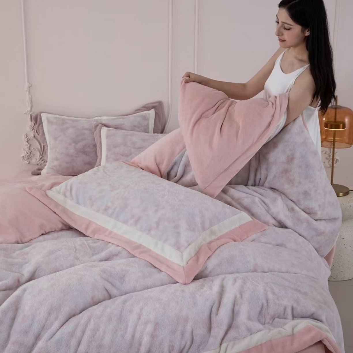 91家纺网 家纺一手货源 找家纺 玖琳家纺 2026新款高端高克重水貂绒四件套 浅浅粉色