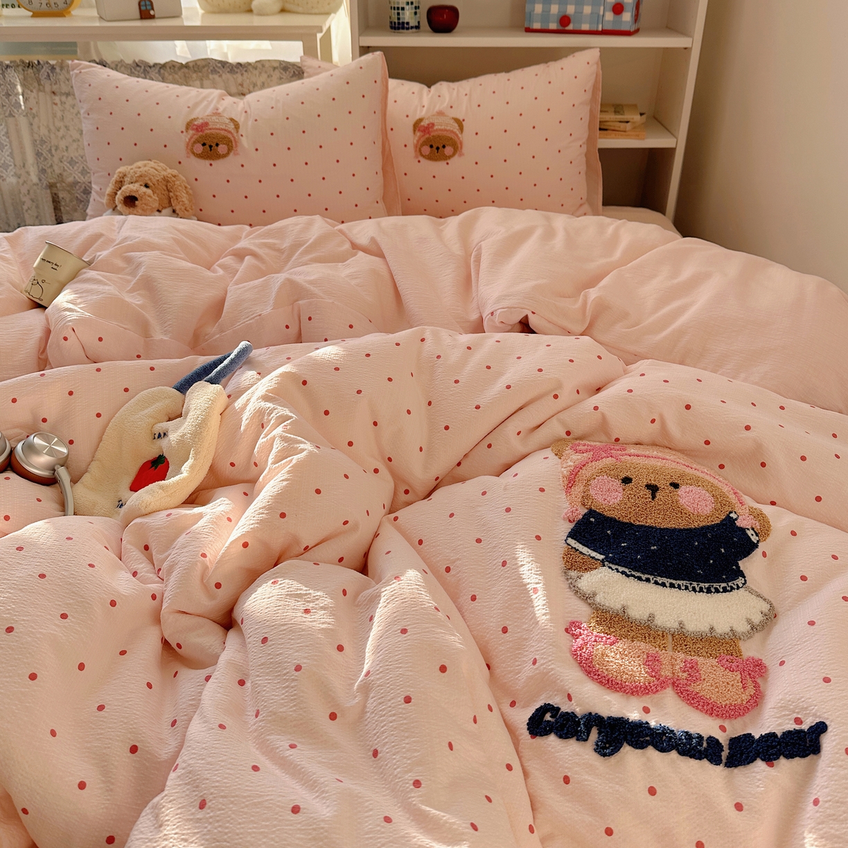 91家纺网 家纺一手货源 找家纺 美乐迪家纺 2026新款云感双层纱毛巾绣四件套 小熊糕