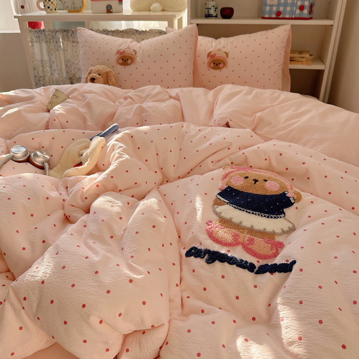 91家纺网 家纺一手货源 找家纺 美乐迪家纺 2026新款云感双层纱毛巾绣四件套 小熊糕