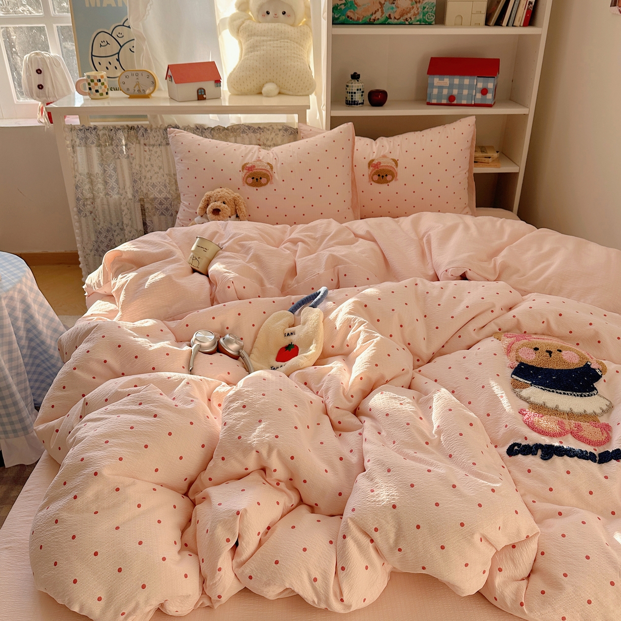 91家纺网 家纺一手货源 找家纺 美乐迪家纺 2026新款云感双层纱毛巾绣四件套 小熊糕