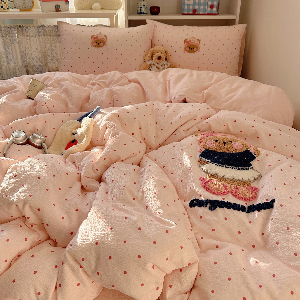 91家纺网 家纺一手货源 找家纺 美乐迪家纺 2026新款云感双层纱毛巾绣四件套 小熊糕