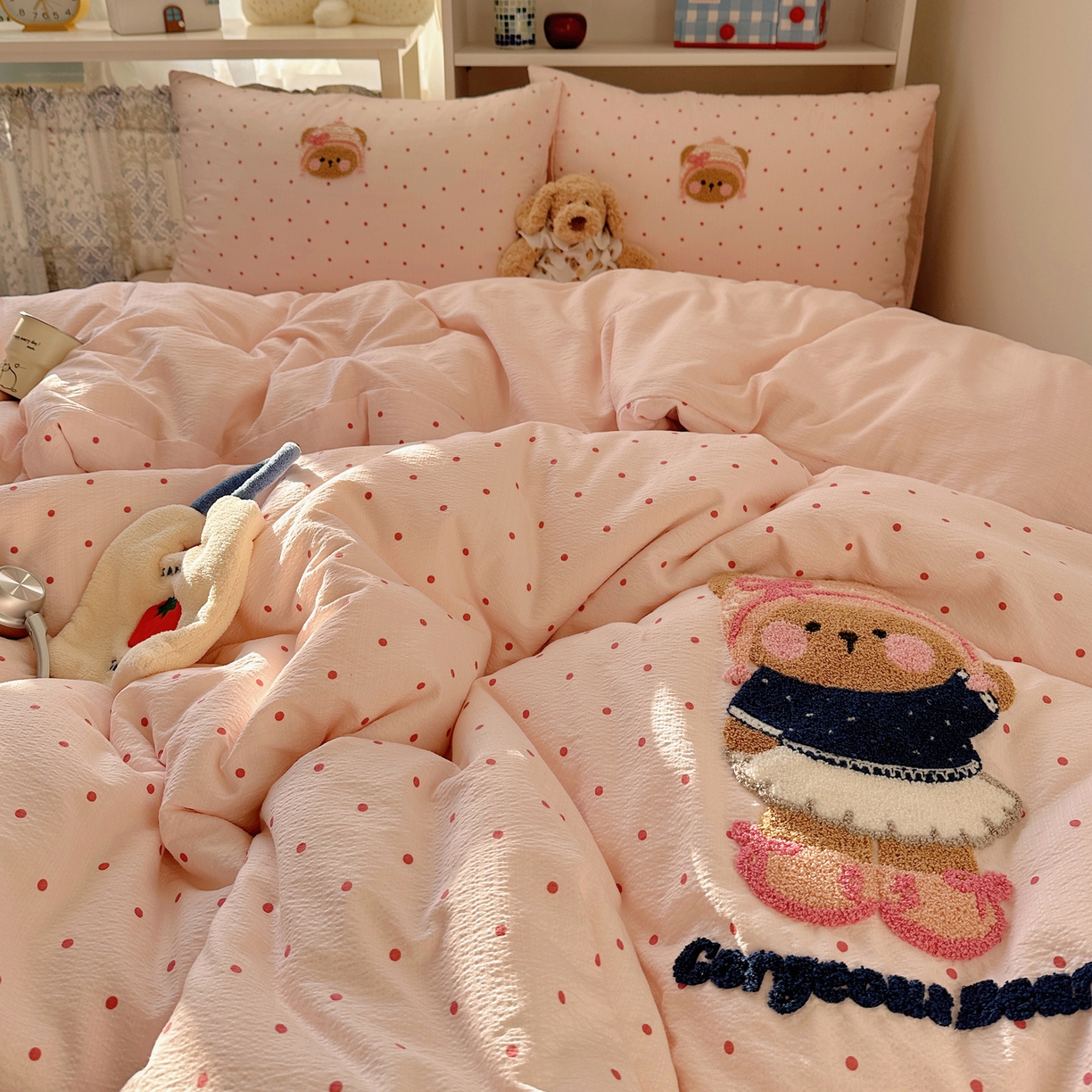 91家纺网 家纺一手货源 找家纺 美乐迪家纺 2026新款云感双层纱毛巾绣四件套 小熊糕