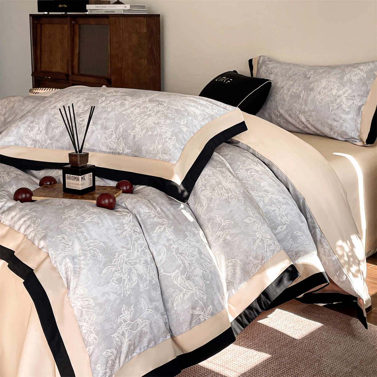 蓝米卡夫 2026春季新款-60S长绒棉数码印花贡缎双拼角系列四件套-巴音布鲁（礼盒） 巴音布鲁-浅灰