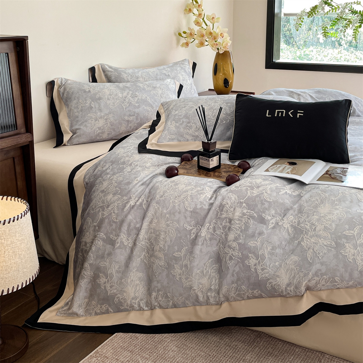 91家纺网 家纺一手货源 找家纺 蓝米卡夫 2026春季新款-60S长绒棉数码印花贡缎双拼角系列四件套-巴音布鲁（礼盒） 巴音布鲁-浅灰