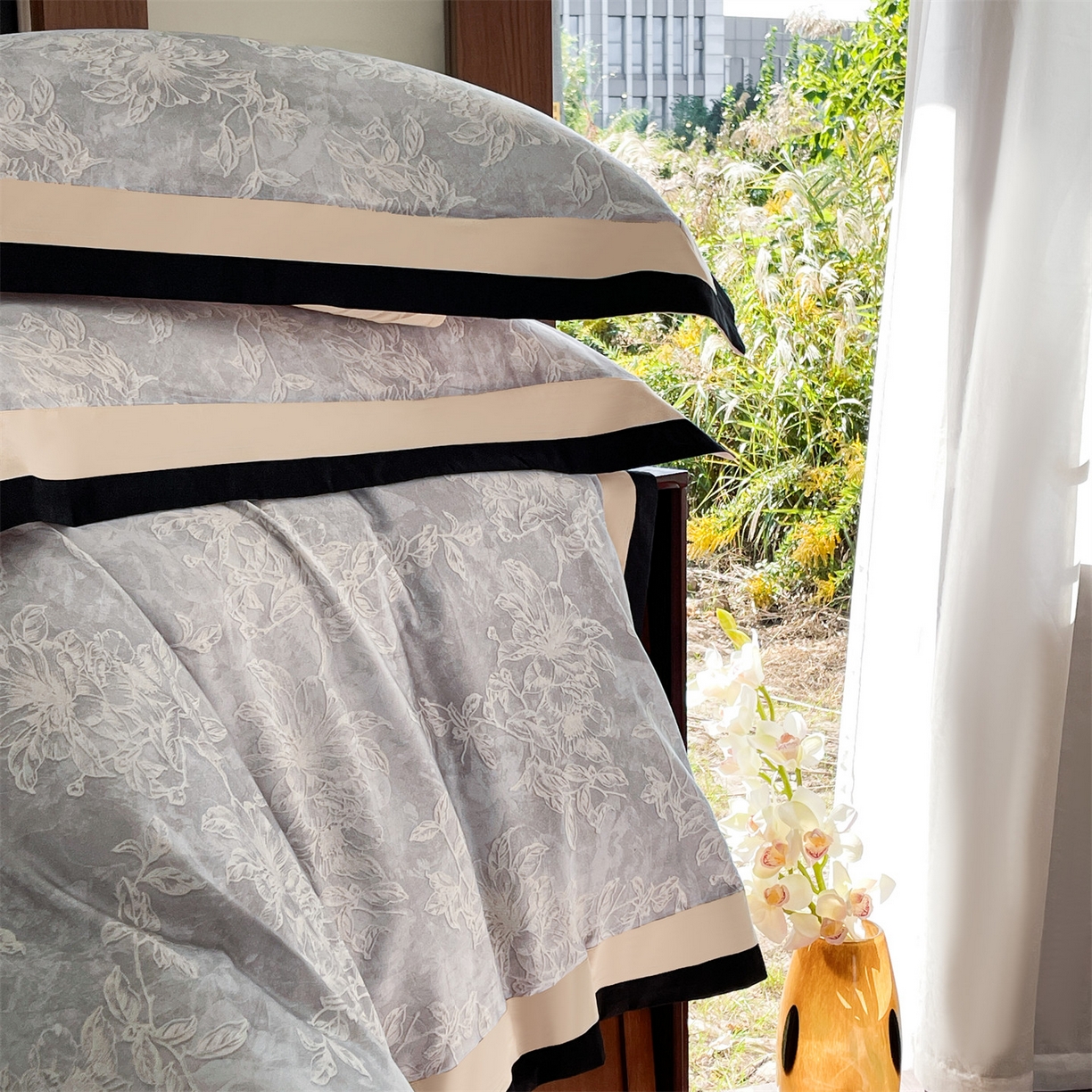 91家纺网 家纺一手货源 找家纺 蓝米卡夫 2026春季新款-60S长绒棉数码印花贡缎双拼角系列四件套-巴音布鲁（礼盒） 巴音布鲁-浅灰