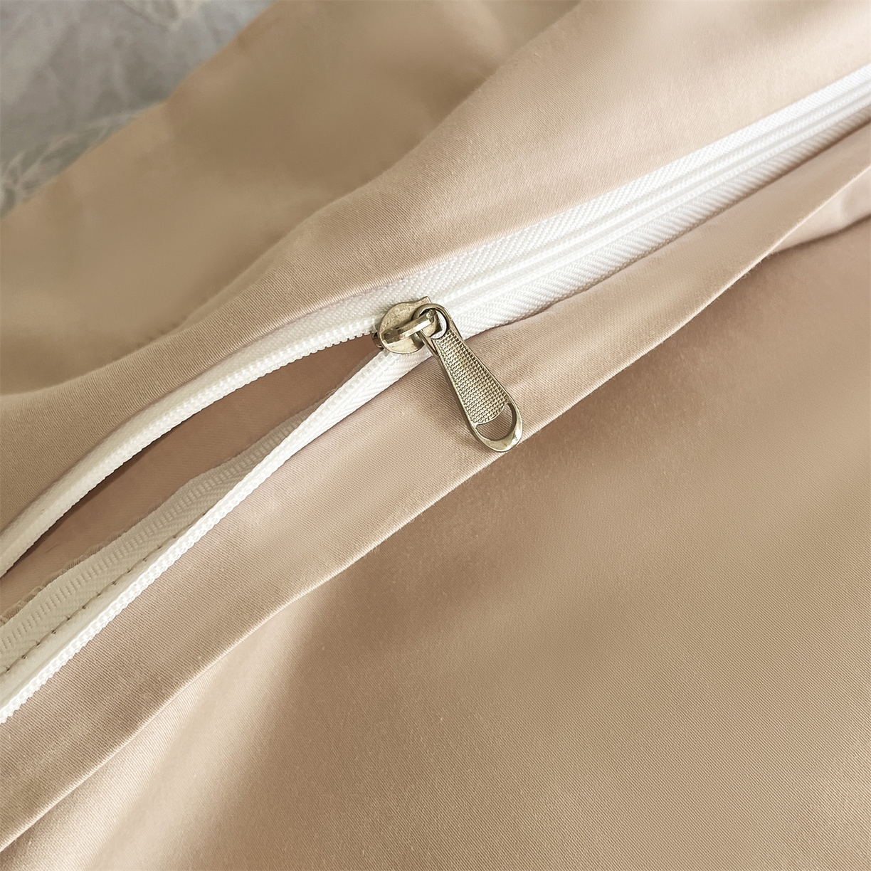 91家纺网 家纺一手货源 找家纺 蓝米卡夫 2026春季新款-60S长绒棉数码印花贡缎双拼角系列四件套-巴音布鲁（礼盒） 巴音布鲁-浅灰