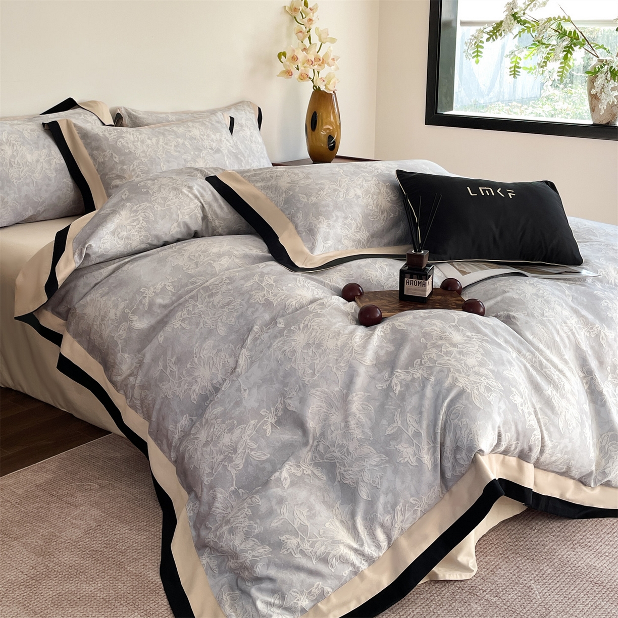 91家纺网 家纺一手货源 找家纺 蓝米卡夫 2026春季新款-60S长绒棉数码印花贡缎双拼角系列四件套-巴音布鲁（礼盒） 巴音布鲁-浅灰