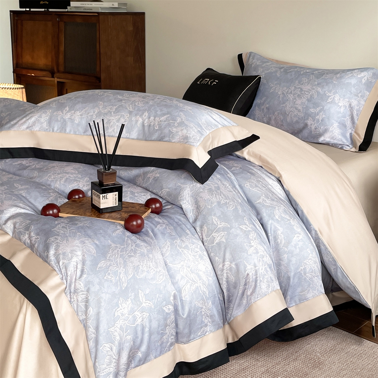 蓝米卡夫 2026春季新款-60S长绒棉数码印花贡缎双拼角系列四件套-巴音布鲁（礼盒） 巴音布鲁-皇家蓝