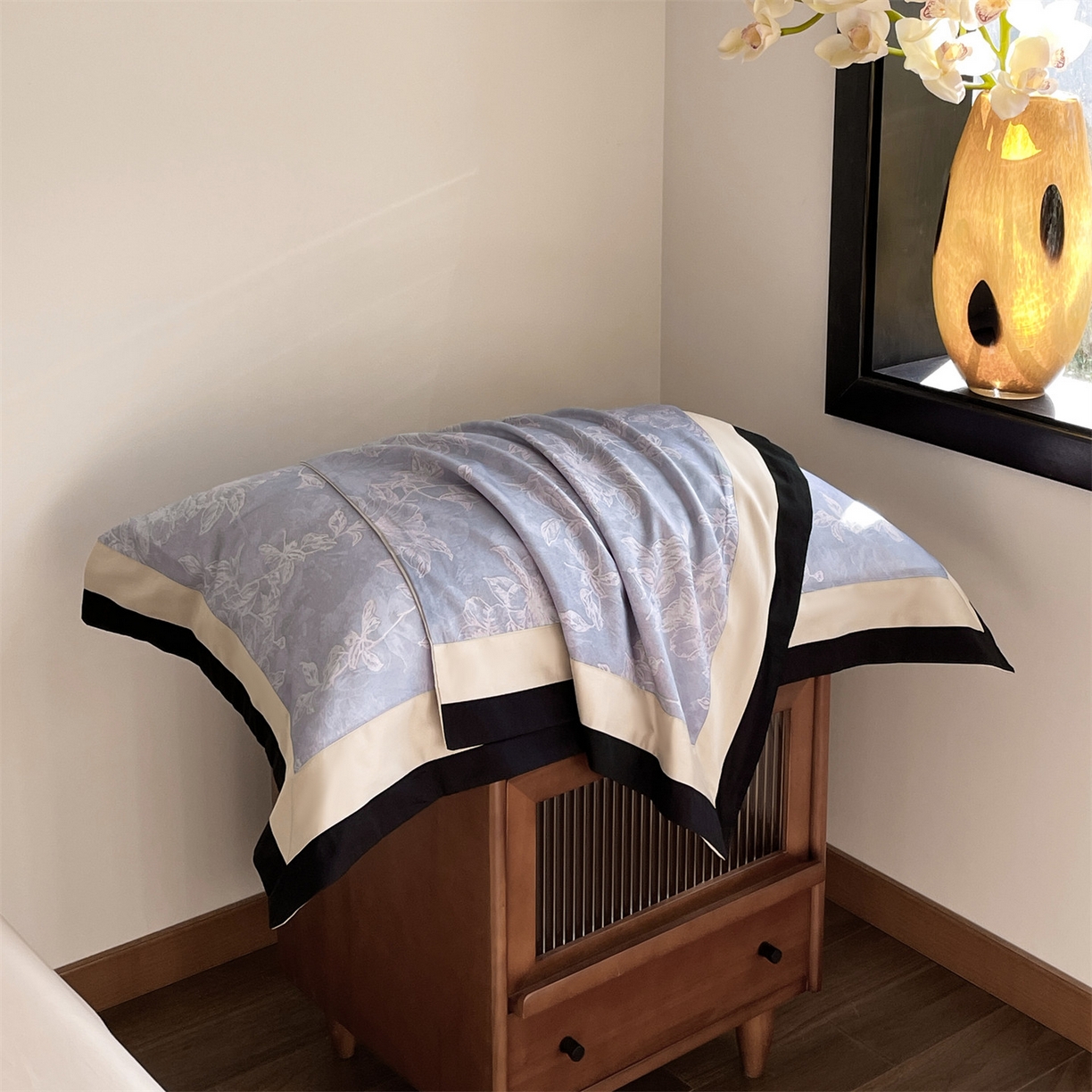 91家纺网 家纺一手货源 找家纺 蓝米卡夫 2026春季新款-60S长绒棉数码印花贡缎双拼角系列四件套-巴音布鲁（礼盒） 巴音布鲁-皇家蓝