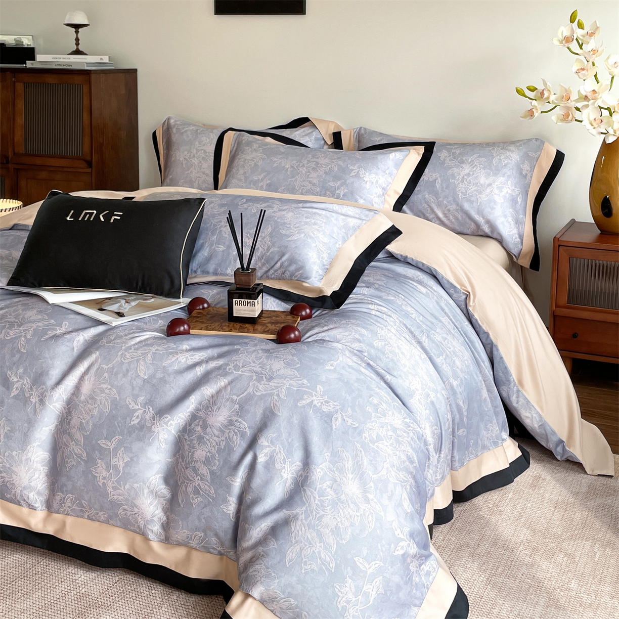 91家纺网 家纺一手货源 找家纺 蓝米卡夫 2026春季新款-60S长绒棉数码印花贡缎双拼角系列四件套-巴音布鲁（礼盒） 巴音布鲁-皇家蓝