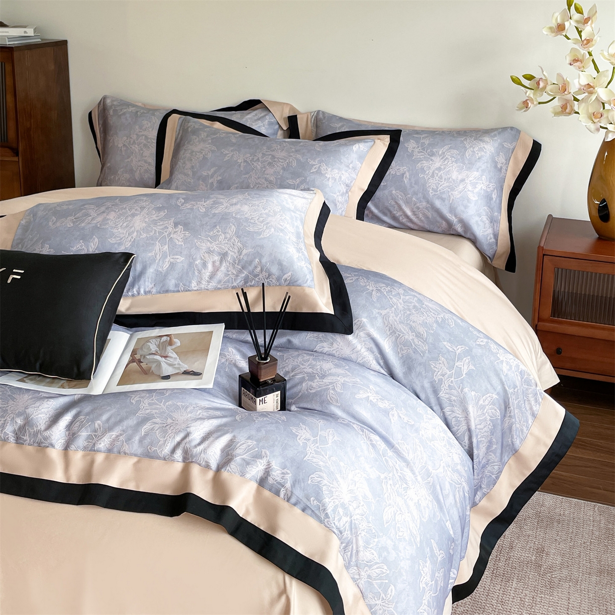 91家纺网 家纺一手货源 找家纺 蓝米卡夫 2026春季新款-60S长绒棉数码印花贡缎双拼角系列四件套-巴音布鲁（礼盒） 巴音布鲁-皇家蓝