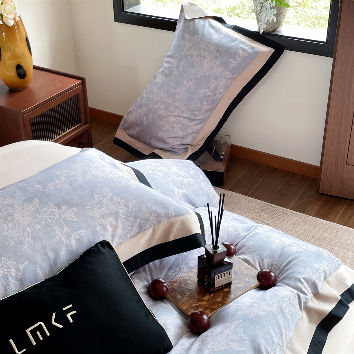 91家纺网 家纺一手货源 找家纺 蓝米卡夫 2026春季新款-60S长绒棉数码印花贡缎双拼角系列四件套-巴音布鲁（礼盒） 巴音布鲁-皇家蓝