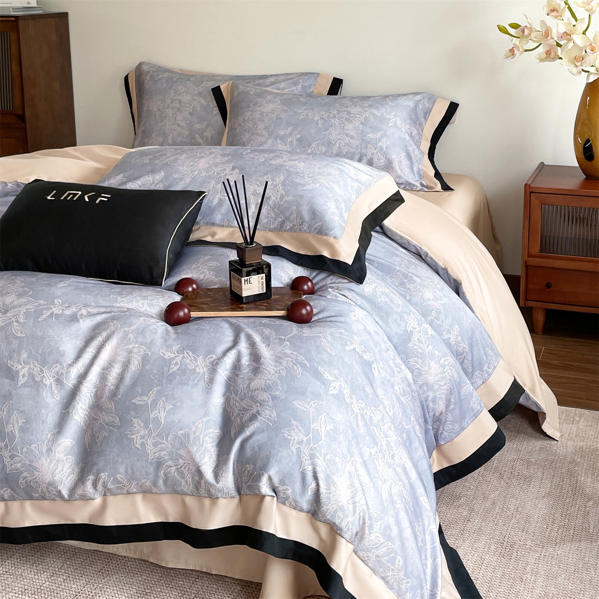 91家纺网 家纺一手货源 找家纺 蓝米卡夫 2026春季新款-60S长绒棉数码印花贡缎双拼角系列四件套-巴音布鲁（礼盒） 巴音布鲁-皇家蓝