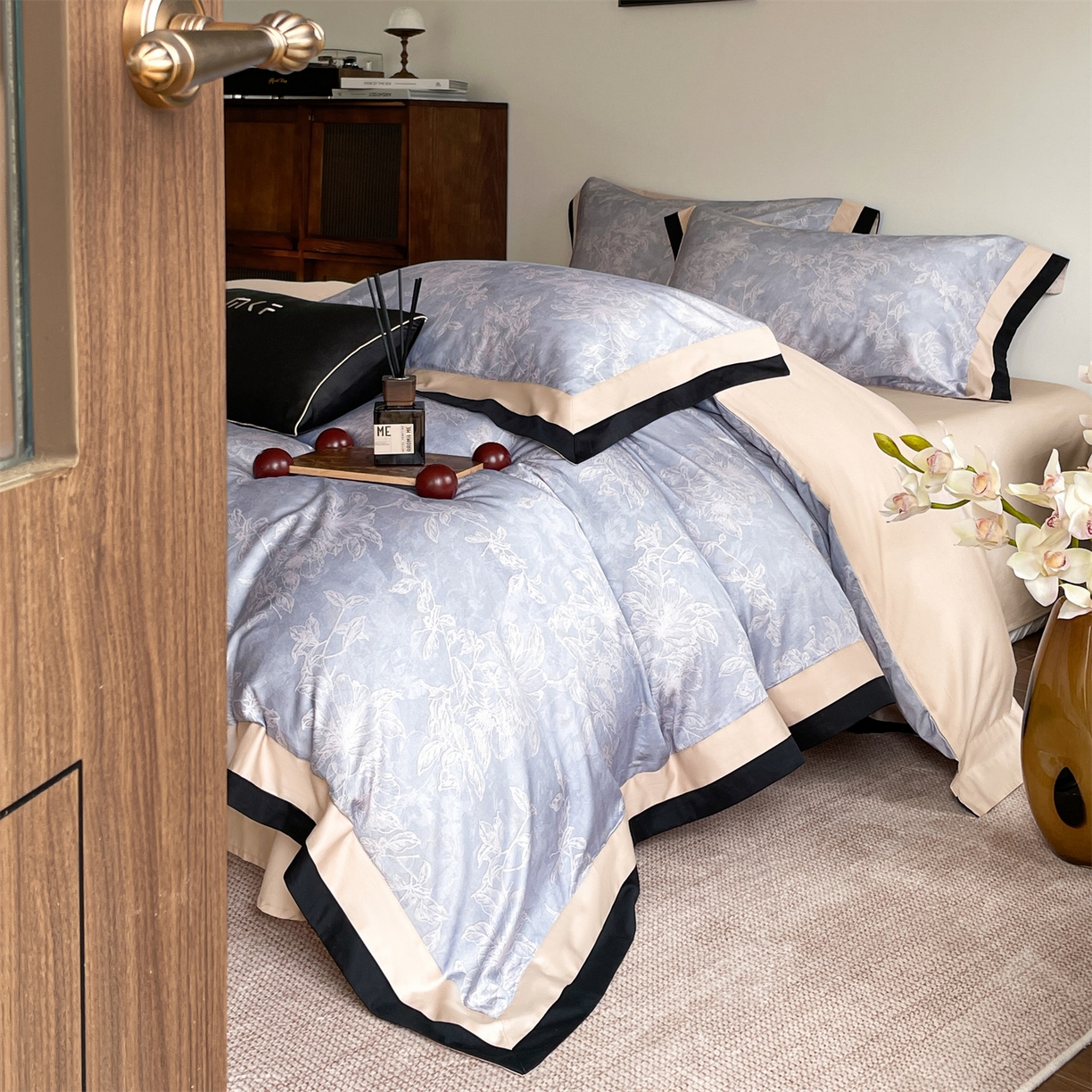 91家纺网 家纺一手货源 找家纺 蓝米卡夫 2026春季新款-60S长绒棉数码印花贡缎双拼角系列四件套-巴音布鲁（礼盒） 巴音布鲁-皇家蓝