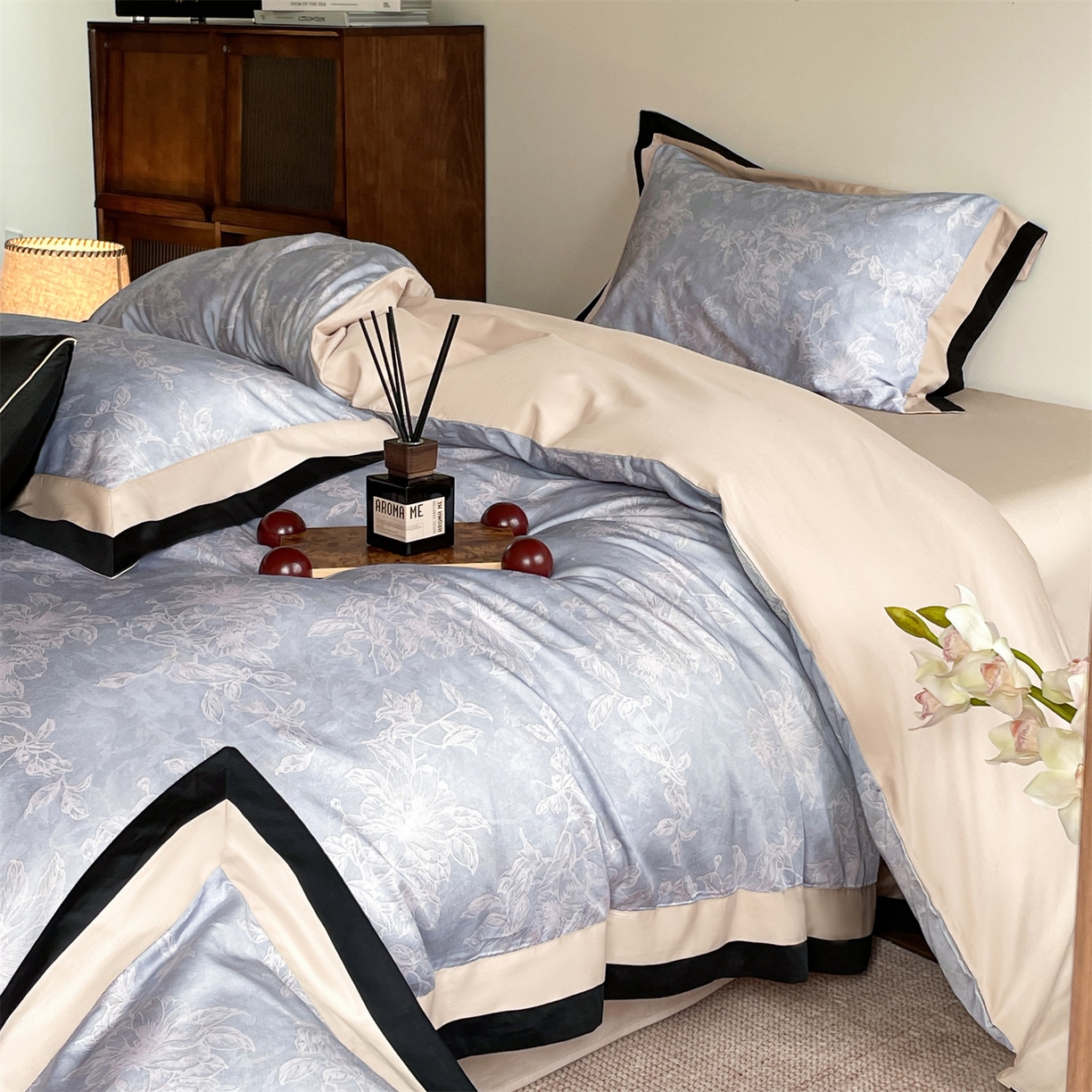 91家纺网 家纺一手货源 找家纺 蓝米卡夫 2026春季新款-60S长绒棉数码印花贡缎双拼角系列四件套-巴音布鲁（礼盒） 巴音布鲁-皇家蓝