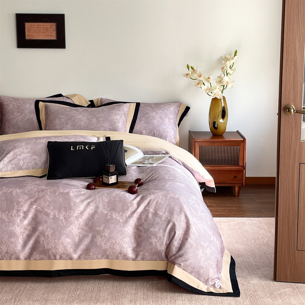 91家纺网 家纺一手货源 找家纺 蓝米卡夫 2026春季新款-60S长绒棉数码印花贡缎双拼角系列四件套-巴音布鲁（礼盒） 巴音布鲁-沙紫