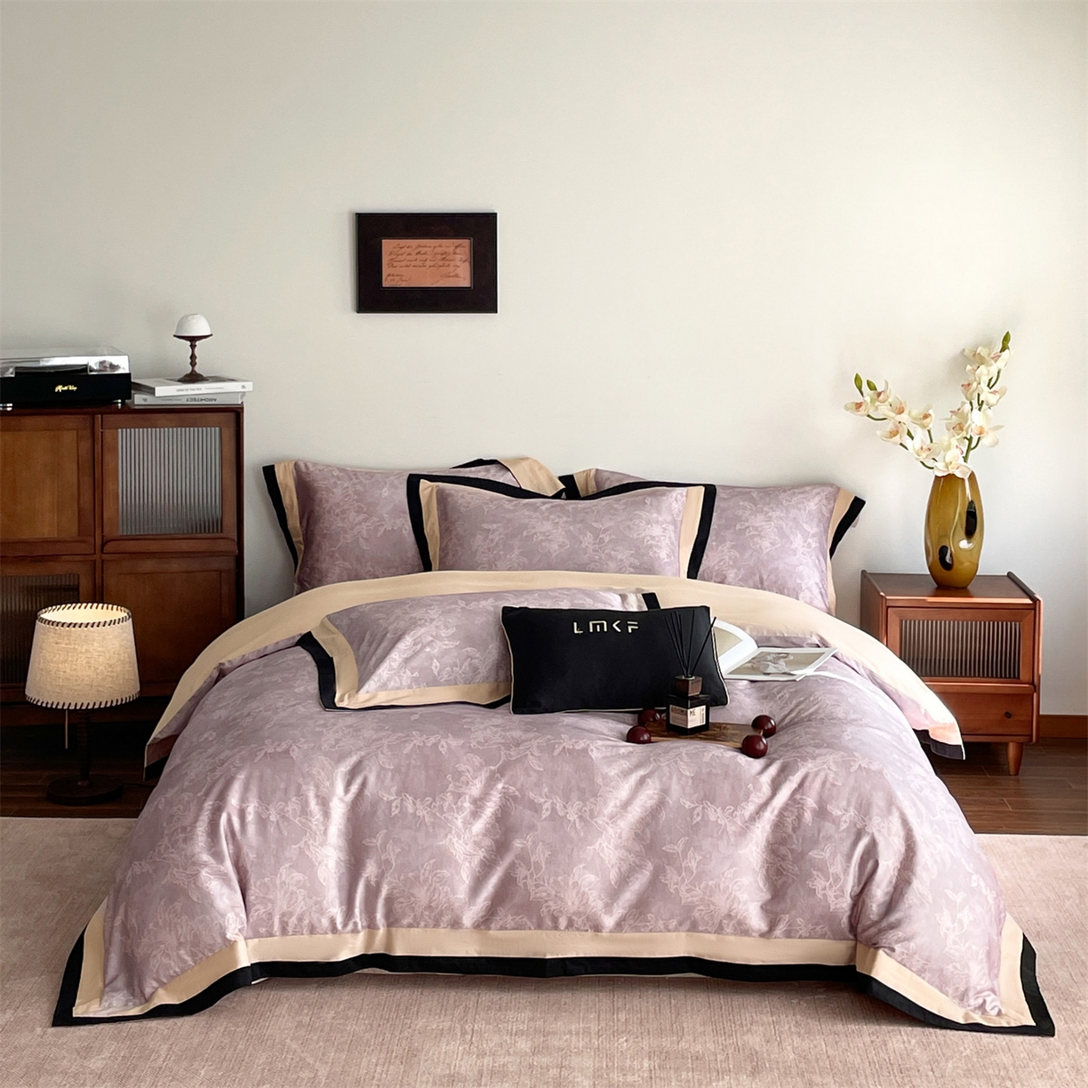 91家纺网 家纺一手货源 找家纺 蓝米卡夫 2026春季新款-60S长绒棉数码印花贡缎双拼角系列四件套-巴音布鲁（礼盒） 巴音布鲁-沙紫