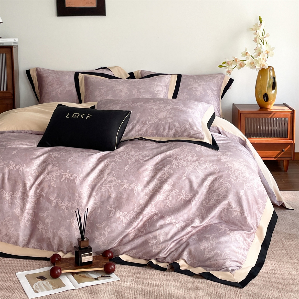 91家纺网 家纺一手货源 找家纺 蓝米卡夫 2026春季新款-60S长绒棉数码印花贡缎双拼角系列四件套-巴音布鲁（礼盒） 巴音布鲁-沙紫