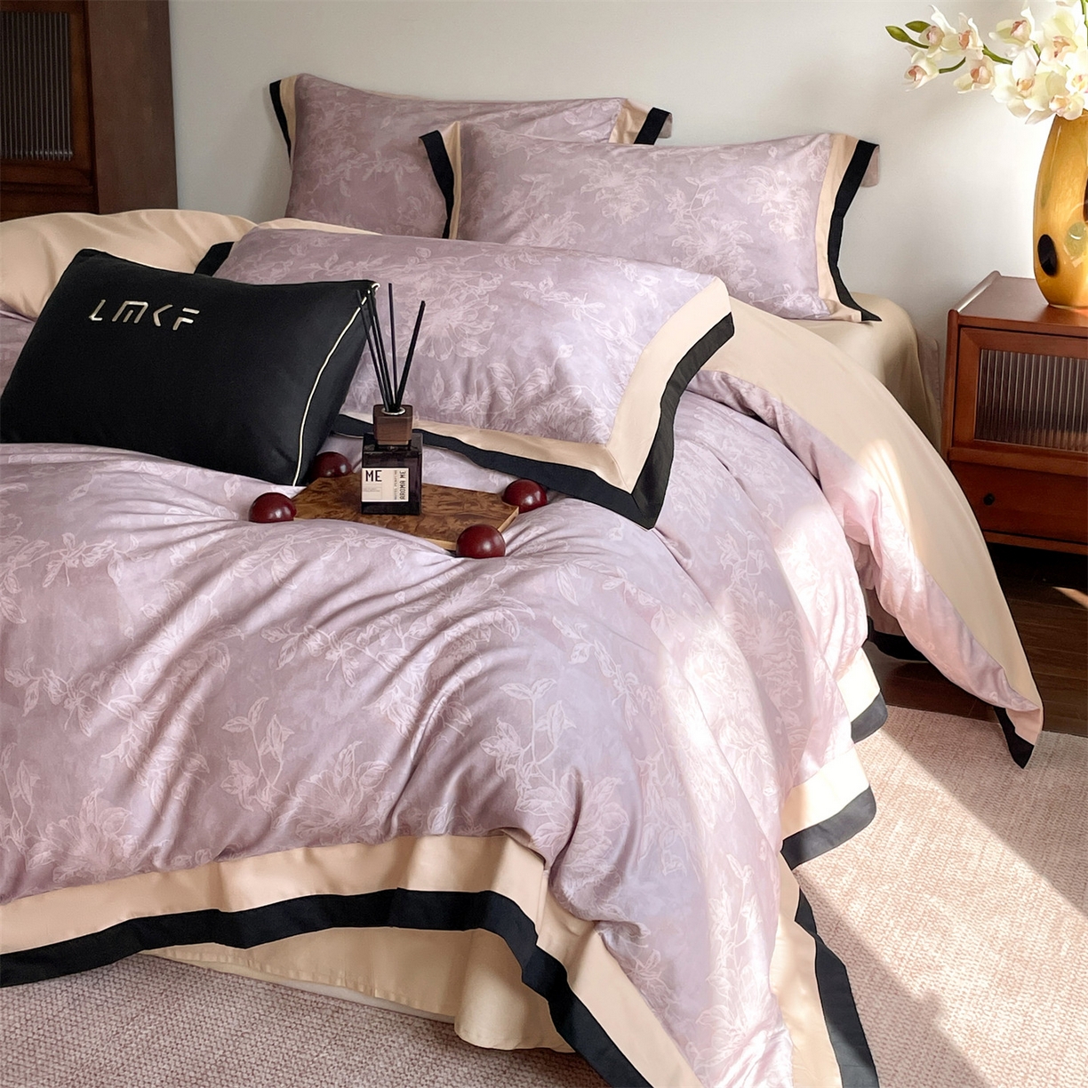 91家纺网 家纺一手货源 找家纺 蓝米卡夫 2026春季新款-60S长绒棉数码印花贡缎双拼角系列四件套-巴音布鲁（礼盒） 巴音布鲁-沙紫