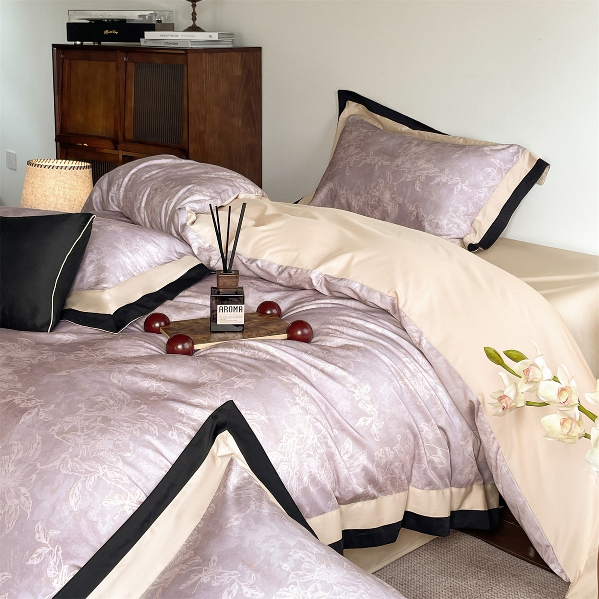 91家纺网 家纺一手货源 找家纺 蓝米卡夫 2026春季新款-60S长绒棉数码印花贡缎双拼角系列四件套-巴音布鲁（礼盒） 巴音布鲁-沙紫