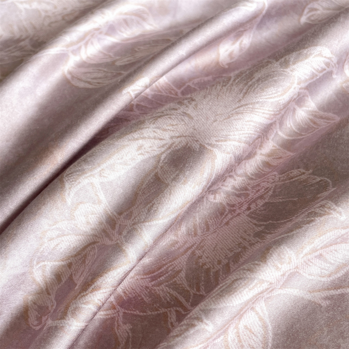 91家纺网 家纺一手货源 找家纺 蓝米卡夫 2026春季新款-60S长绒棉数码印花贡缎双拼角系列四件套-巴音布鲁（礼盒） 巴音布鲁-沙紫