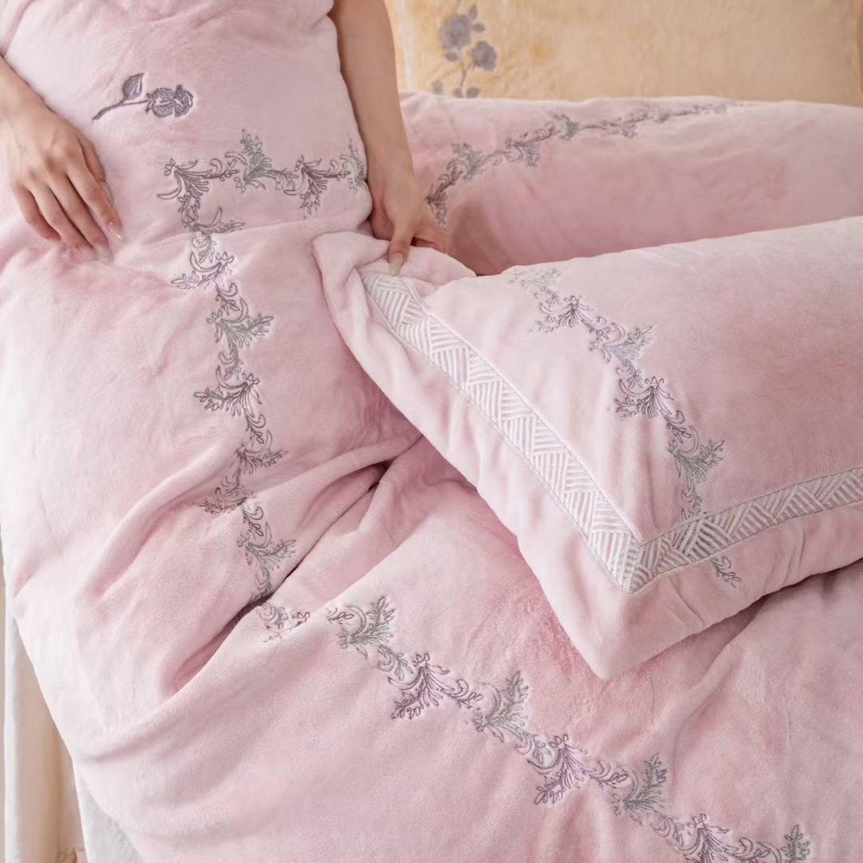 91家纺网 家纺一手货源 找家纺 玖琳家纺 2026新款高端高克重水貂绒四件套-戴思系列 戴思 粉