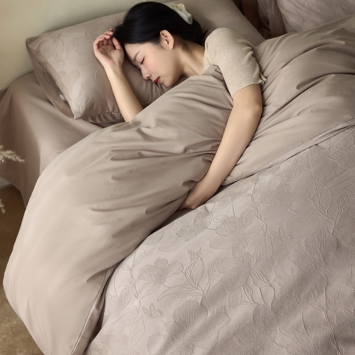 91家纺网 家纺一手货源 找家纺 小懒猪 2026新款亲肤舒适立体全棉纯棉提花四件套-二 花柔玉净-金属灰