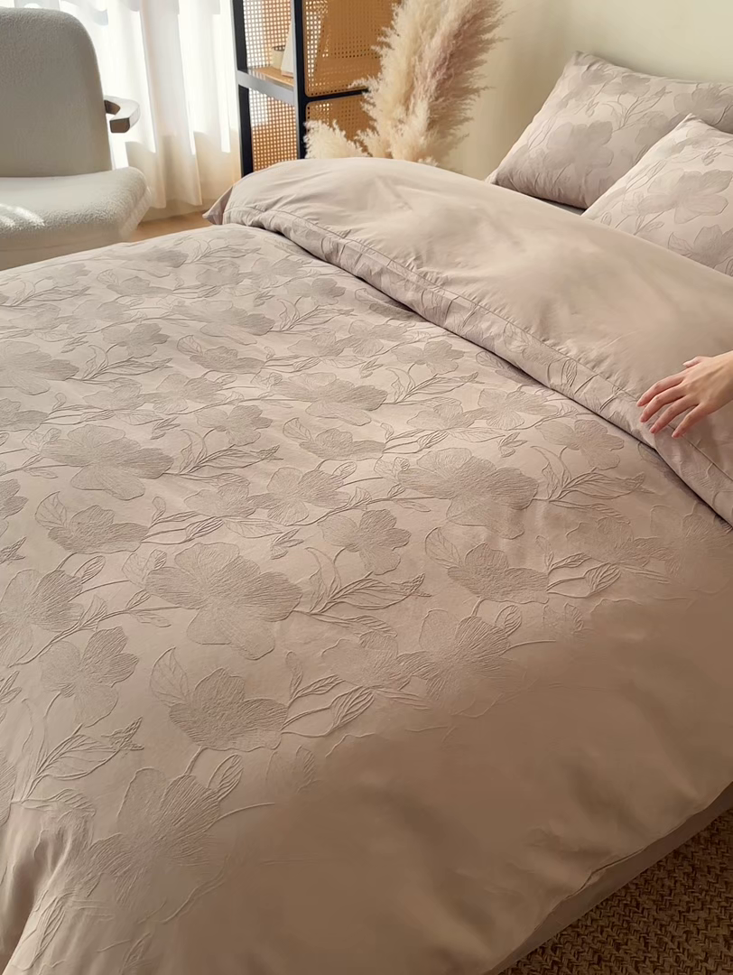 91家纺网 家纺一手货源 找家纺 小懒猪 2026新款亲肤舒适立体全棉纯棉提花四件套-二 花柔玉净-金属灰