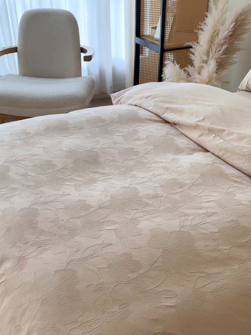 91家纺网 家纺一手货源 找家纺 小懒猪 2026新款亲肤舒适立体全棉纯棉提花四件套-二 花柔玉净-米杏