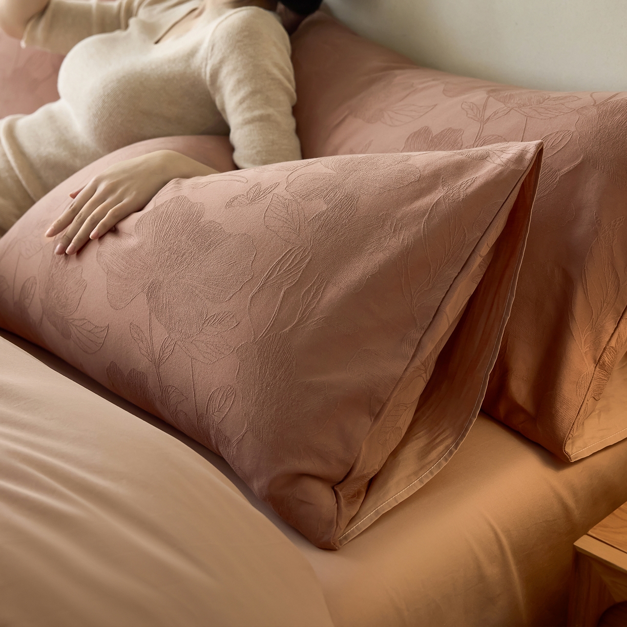 91家纺网 家纺一手货源 找家纺 小懒猪 2026新款亲肤舒适立体全棉纯棉提花四件套-二 花柔玉净-深秋咖